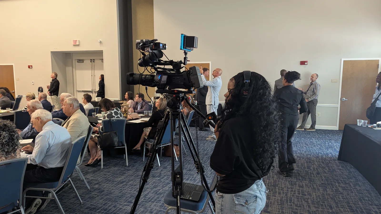 Primestar camera and operator covering the Amendment 3 discussion