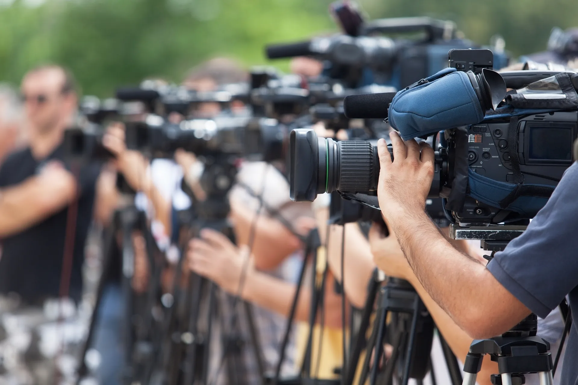Press cameras lined up at a news conference covered by Primestar Digital Network